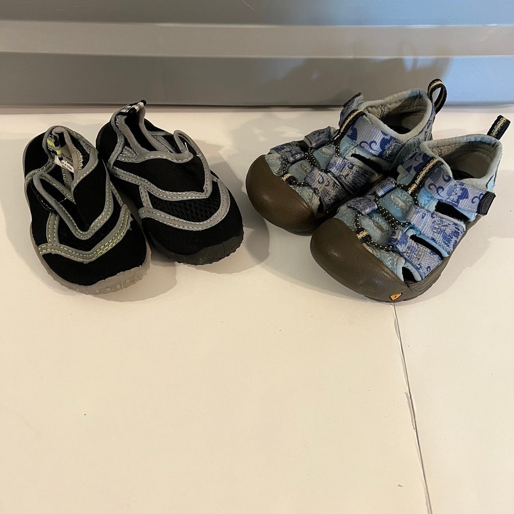 Boys size 5/6 water shoes and sandals (s-182)